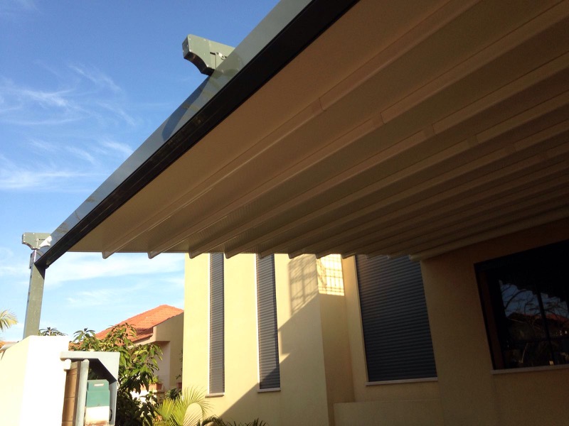 סוכך לבן למרפסת